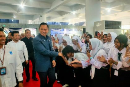 Menko Infrastruktur dan Pembangunan Kewilayahan RI, Dr. Agus Harimurti Yudhoyono, M.Sc., M.P.A., M.A disambut antusias oleh mahasiswa dan mahasiswi baru ITS di kampus ITS Surabaya. (Foto : jero/siginews.com)