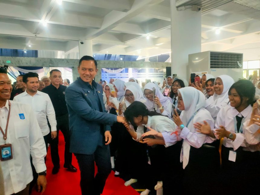 Menko Infrastruktur dan Pembangunan Kewilayahan RI, Dr. Agus Harimurti Yudhoyono, M.Sc., M.P.A., M.A disambut antusias oleh mahasiswa dan mahasiswi baru ITS di kampus ITS Surabaya. (Foto : jero/siginews.com)