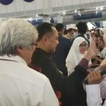 Salam toss Walikota Surabaya Eri Cahyadi dengan mahasiswi baru ITS di graha Sepuluh Nopember, ITS. (foto : jero/siginews.com)