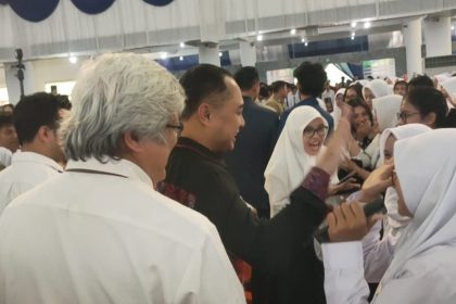 Salam toss Walikota Surabaya Eri Cahyadi dengan mahasiswi baru ITS di graha Sepuluh Nopember, ITS. (foto : jero/siginews.com)