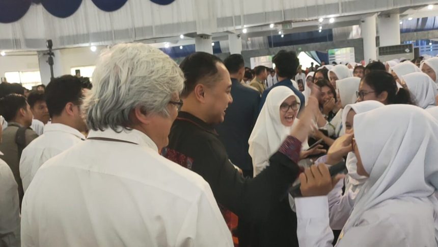Salam toss Walikota Surabaya Eri Cahyadi dengan mahasiswi baru ITS di graha Sepuluh Nopember, ITS. (foto : jero/siginews.com)