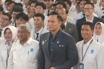 Prof. Dr. Ir. M. Nuh disamping kanan Menko AHY . Rektor ITS Prof Bambang disamping kiri AHY, di acara Pengenalan Kehidupan Kampus ITS bagi mahasiswa baru tahun 2025. (Foto : jero/siginews.com)