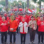 Gubernur Jawa Timur Khofifah Indar Parawansa didampingi Kepala Dinas Kehutanan Provinsi Jatim Jumadi memberangkatkan 361 Tim Ekspedisi 80 Arjuno. (foto : adpim jatim)