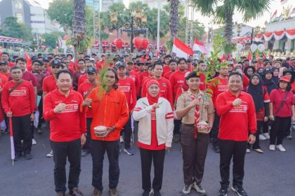 Gubernur Jawa Timur Khofifah Indar Parawansa didampingi Kepala Dinas Kehutanan Provinsi Jatim Jumadi memberangkatkan 361 Tim Ekspedisi 80 Arjuno. (foto : adpim jatim)