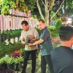 Plt Kepala Dinas Lingkungan Hidup (DLH) Provinsi Jatim Nurkholis (dua dari kiri), Kepala Biro Umum Yanuar Rachmadi (tiga dari kiri), beserta pegawai DLH dan Biro Umum Jatim, DLH Pemkot Surabaya, bahu-membahu mengusung tanaman pengganti bagi tanaman yang rusak di Taman Apsari. (foto: jero/siginews.com)