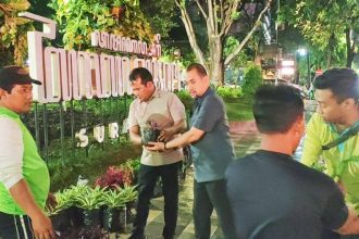 Plt Kepala Dinas Lingkungan Hidup (DLH) Provinsi Jatim Nurkholis (dua dari kiri), Kepala Biro Umum Yanuar Rachmadi (tiga dari kiri), beserta pegawai DLH dan Biro Umum Jatim, DLH Pemkot Surabaya, bahu-membahu mengusung tanaman pengganti bagi tanaman yang rusak di Taman Apsari. (foto: jero/siginews.com)