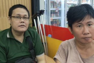 Hadi Gunawan didampingi istrinya Erda Tandio, warga Surabaya yang menjadi pasien BPJS di RSUD dr Soetomo sejak tiga tahun lalu mengalami patah kaki dan belum dioperasi. (foto : jero/siginews.com)