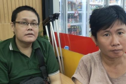 Hadi Gunawan didampingi istrinya Erda Tandio, warga Surabaya yang menjadi pasien BPJS di RSUD dr Soetomo sejak tiga tahun lalu mengalami patah kaki dan belum dioperasi. (foto : jero/siginews.com)