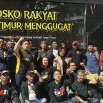 Cak Sholeh (duduk di tengah) bersama warga mendirikan Posko Rakyat Jawa Timur Menguggat. (foto : jero)
