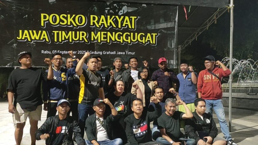 Cak Sholeh (duduk di tengah) bersama warga mendirikan Posko Rakyat Jawa Timur Menguggat. (foto : jero)