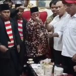 Mat Mochtar bersama komunitas Sakrea dan berbagai elemen masyarakat di Jatim siap melakukan perlawanan kepada yang ingin menggulingkan Gubernur Jatim Khofifah Indar Parawansa. (foto : dok mat mochtar)