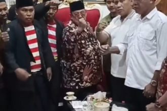 Mat Mochtar bersama komunitas Sakrea dan berbagai elemen masyarakat di Jatim siap melakukan perlawanan kepada yang ingin menggulingkan Gubernur Jatim Khofifah Indar Parawansa. (foto : dok mat mochtar)