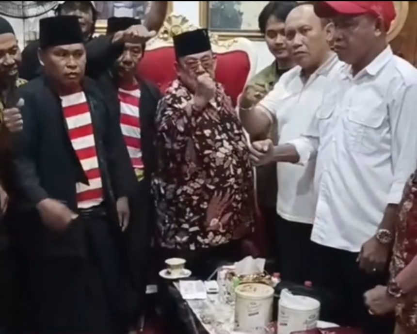 Mat Mochtar bersama komunitas Sakrea dan berbagai elemen masyarakat di Jatim siap melakukan perlawanan kepada yang ingin menggulingkan Gubernur Jatim Khofifah Indar Parawansa. (foto : dok mat mochtar)