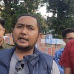 Musfiq, salah satu Korlap gerakan Rakyat Jawa Timur Menggugat memberikan keterangan pers di depan posko, di Taman Apsari, depan gedung negara Grahadi, Surabaya. (Foto : jero)