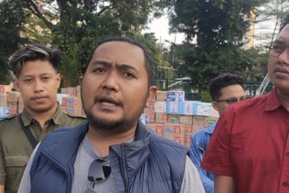 Musfiq, salah satu Korlap gerakan Rakyat Jawa Timur Menggugat memberikan keterangan pers di depan posko, di Taman Apsari, depan gedung negara Grahadi, Surabaya. (Foto : jero)