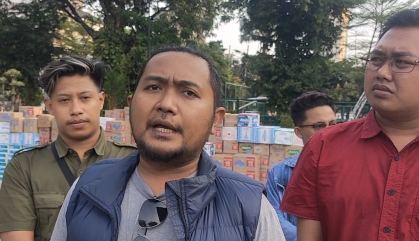 Musfiq, salah satu Korlap gerakan Rakyat Jawa Timur Menggugat memberikan keterangan pers di depan posko, di Taman Apsari, depan gedung negara Grahadi, Surabaya. (Foto : jero)