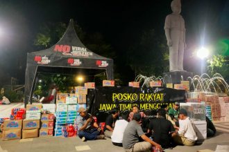 Pasca digeruduk sekelompok orang bertopeng ala nija, tenda Posko Rakyat Jawa Timur Menggugat terpasang lagi. (foto : jero)