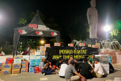 Pasca digeruduk sekelompok orang bertopeng ala nija, tenda Posko Rakyat Jawa Timur Menggugat terpasang lagi. (foto : jero)