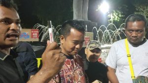 Dua paket tersebut berisikan Spidol permanen, serta satu pacs berisikan serbuk minuman berenergi. (foto : jero)