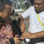 Cak Sholeh bersama relawan Rakyat Jawa Timur Menggugat membuka paket yang diterima di posko. (foto : jero)