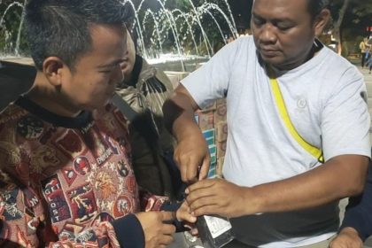 Cak Sholeh bersama relawan Rakyat Jawa Timur Menggugat membuka paket yang diterima di posko. (foto : jero)