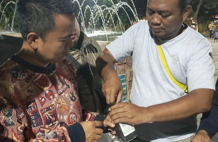 Cak Sholeh bersama relawan Rakyat Jawa Timur Menggugat membuka paket yang diterima di posko. (foto : jero)