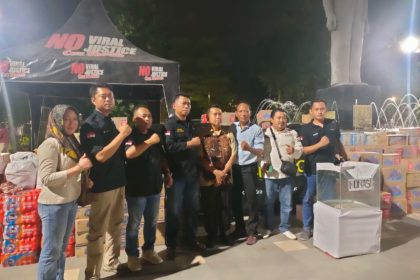 Aliansi Alam Bersatu Jaya Lamongan menemui Cak Sholeh di Posko Rakyat Jawa Timur Menggugat, pada Rabu (27/8/2025) malam di Taman Apsari, depan gedung negara Grahadi, Surabaya. (foto : jero)