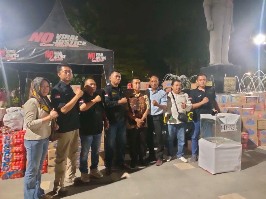 Aliansi Alam Bersatu Jaya Lamongan menemui Cak Sholeh di Posko Rakyat Jawa Timur Menggugat, pada Rabu (27/8/2025) malam di Taman Apsari, depan gedung negara Grahadi, Surabaya. (foto : jero)