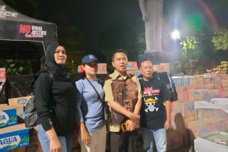 Paguyuban Pemuda Berdikari Bojonegoro menemui Korlap Aksi Cak Sholeh di Posko Rakyat Jawa Timur Menggugat. (foto : jero)