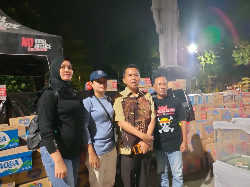 Paguyuban Pemuda Berdikari Bojonegoro menemui Korlap Aksi Cak Sholeh di Posko Rakyat Jawa Timur Menggugat. (foto : jero)