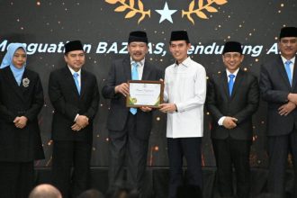 Ketua Majelis Ulama Indonesia (MUI) Bidang Fatwa, Prof Dr KH Asrorun Niam Sholeh, menerima penghargaan BAZNAS Award 2025. (foto : dok. Prof Niam)