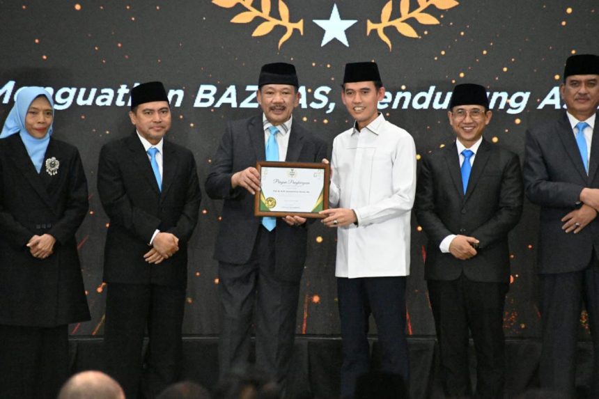 Ketua Majelis Ulama Indonesia (MUI) Bidang Fatwa, Prof Dr KH Asrorun Niam Sholeh, menerima penghargaan BAZNAS Award 2025. (foto : dok. Prof Niam)