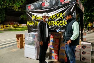 Abah Rosadi bersama relawan di Posko Rakyat Jawa Timur Menggugat. (foto : jero)