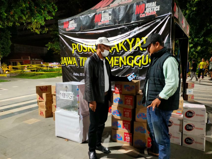 Abah Rosadi bersama relawan di Posko Rakyat Jawa Timur Menggugat. (foto : jero)