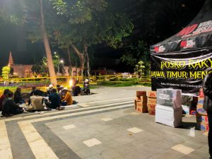 Relawan melakukan penjagaan Posko Rakyat Jawa Timur Menggugat, di Taman Apsari, depan gedung Grahadi, di Surabaya. (foto : jero)