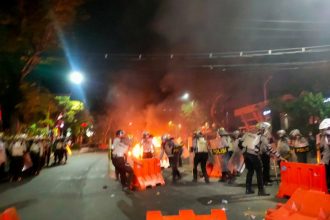 Aparat kepolisian menghalau massa aksi yang melakukan kerusuhan di Jalan Basuki Rahmat, Surabaya. (foto-foto : jero/siginews.com)