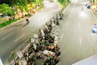 Hampir seharian petugas gabungan polisi dan tentara menjaga Kota Surabaya. (foto-foto : jero/siginews.com)