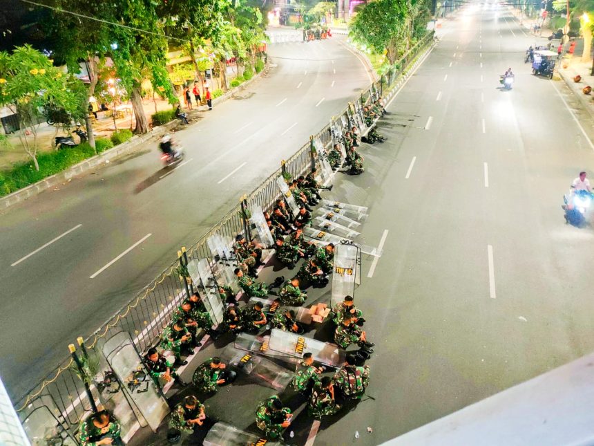 Hampir seharian petugas gabungan polisi dan tentara menjaga Kota Surabaya. (foto-foto : jero/siginews.com)