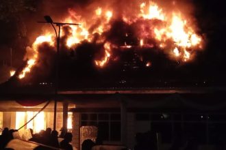Ruang kerja Wagub Jatim di komplek gedung negara Grahadi, Jalan Gubernur Suryo, ludes dibakar massa, pada Sabtu (30/8/2025) malam. (foto-foto : jero/siginews)