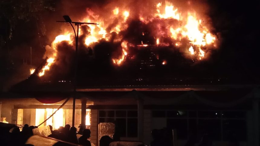 Ruang kerja Wagub Jatim di komplek gedung negara Grahadi, Jalan Gubernur Suryo, ludes dibakar massa, pada Sabtu (30/8/2025) malam. (foto-foto : jero/siginews)