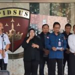 Dirdik Jampidsus Kejagung RI Nurcahyo mengumumkan penetapan mantan Mendikbudristek Nadiem Makarim sebagai tersangka kasus dugaan korupsi digitalisasi pendidikan. (foto : ss yt kejagung)