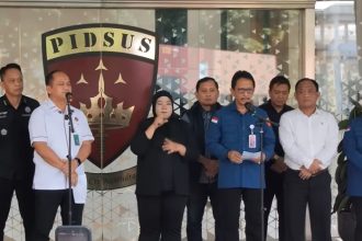 Dirdik Jampidsus Kejagung RI Nurcahyo mengumumkan penetapan mantan Mendikbudristek Nadiem Makarim sebagai tersangka kasus dugaan korupsi digitalisasi pendidikan. (foto : ss yt kejagung)