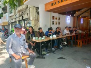 Para aktivis '98 Jatim Bersatu untuk Indonesia Adil & Makmur, berkumpul dan berdiskusi sebelum menyampaikan pernyataan sikapnya yakni Sepultura (Sepuluh Tuntutan Rakyat). (foto : jero)
