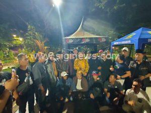 Cak Sholeh-Inisiator dan Korlap Rakyat Jawa Timur Menggugat (tengah baju kuning) saat jumpa pers di posko. (foto : jero)