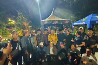 Cak Sholeh-Inisiator dan Korlap Rakyat Jawa Timur Menggugat (tengah baju kuning) saat jumpa pers di posko. (foto : jero)