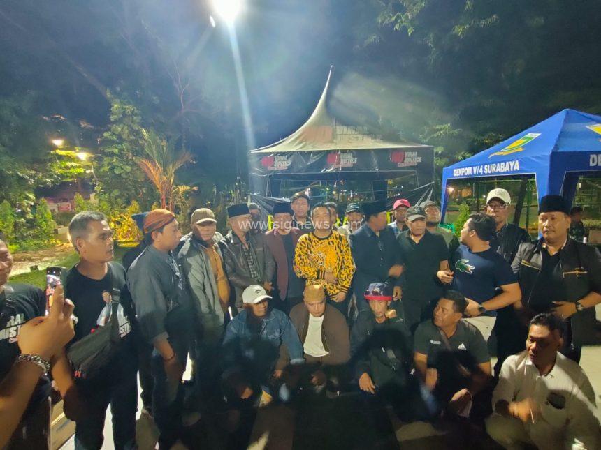 Cak Sholeh-Inisiator dan Korlap Rakyat Jawa Timur Menggugat (tengah baju kuning) saat jumpa pers di posko. (foto : jero)