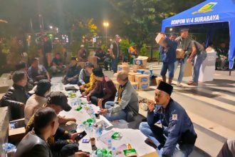 Posko Rakyat Jawa Timur Menggugat dibongkar. Tenda dan air mineral dalam kemasan dipindahkan ke tempat logistik aksi di Darmo Kali, Surabaya. (foto:jero)
