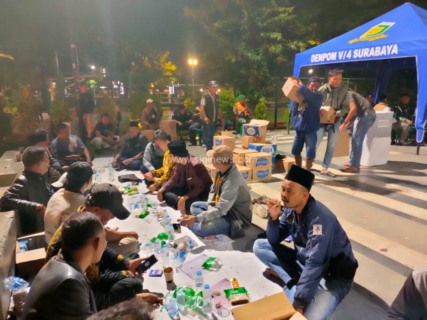 Posko Rakyat Jawa Timur Menggugat dibongkar. Tenda dan air mineral dalam kemasan dipindahkan ke tempat logistik aksi di Darmo Kali, Surabaya. (foto:jero)