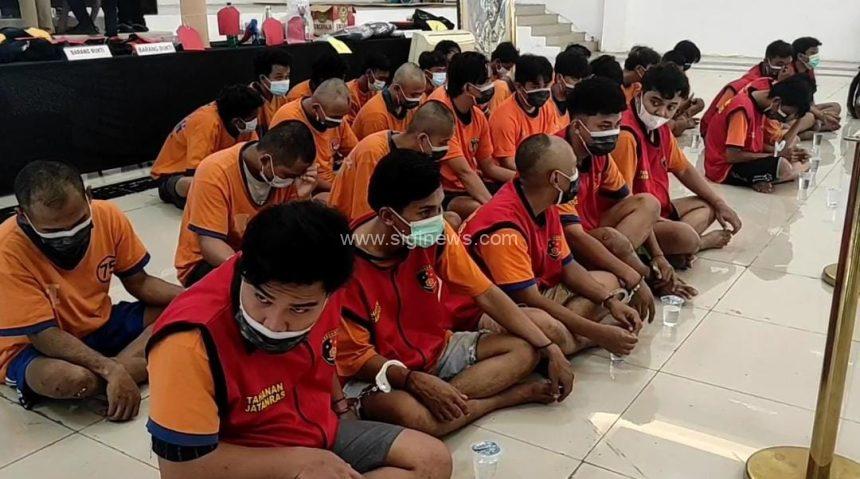 Para pelaku kerusuhan di Kota Surabaya diamankan di Polrestabes Surabaya. (foto: jero)